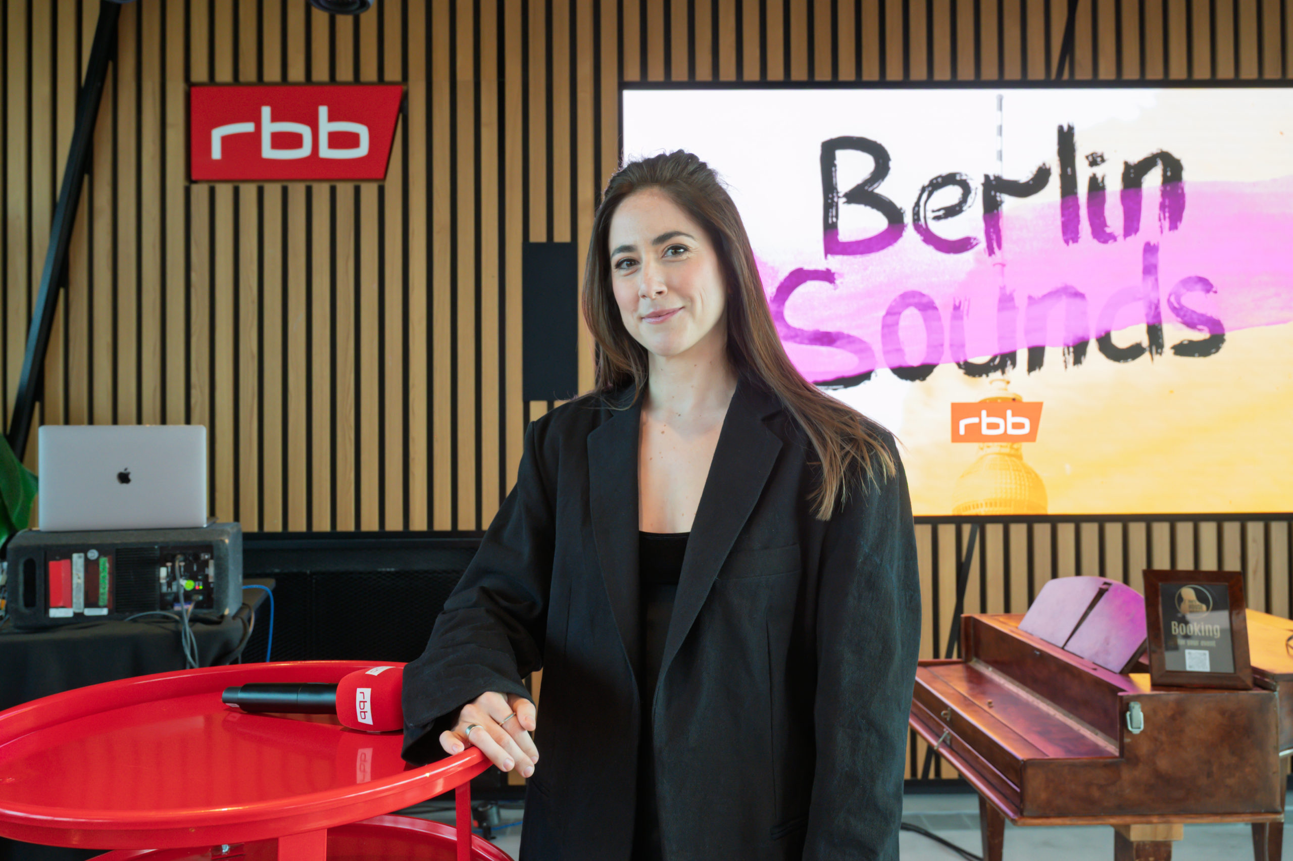 Moderatorin Vidina Popov bei der Berlin Sounds Eröffnungsfeier