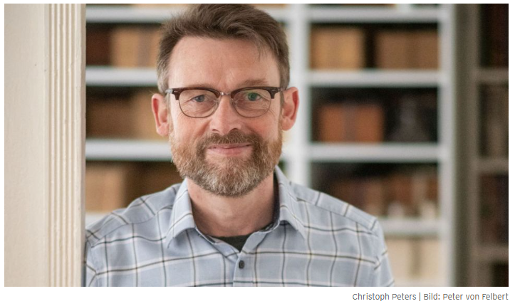 Der Kultursalon mit Orte und Worte begrüßt den Schriftsteller Christoph Peters in der rbb Dachlounge