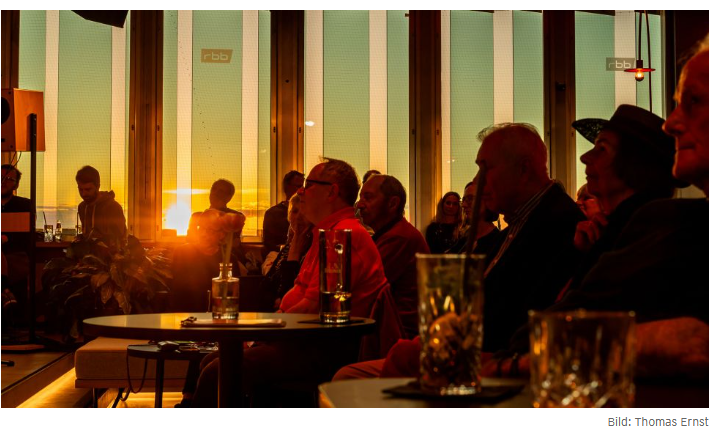 Studio 14 - die rbb Dachlounge bei Sonnenuntergang